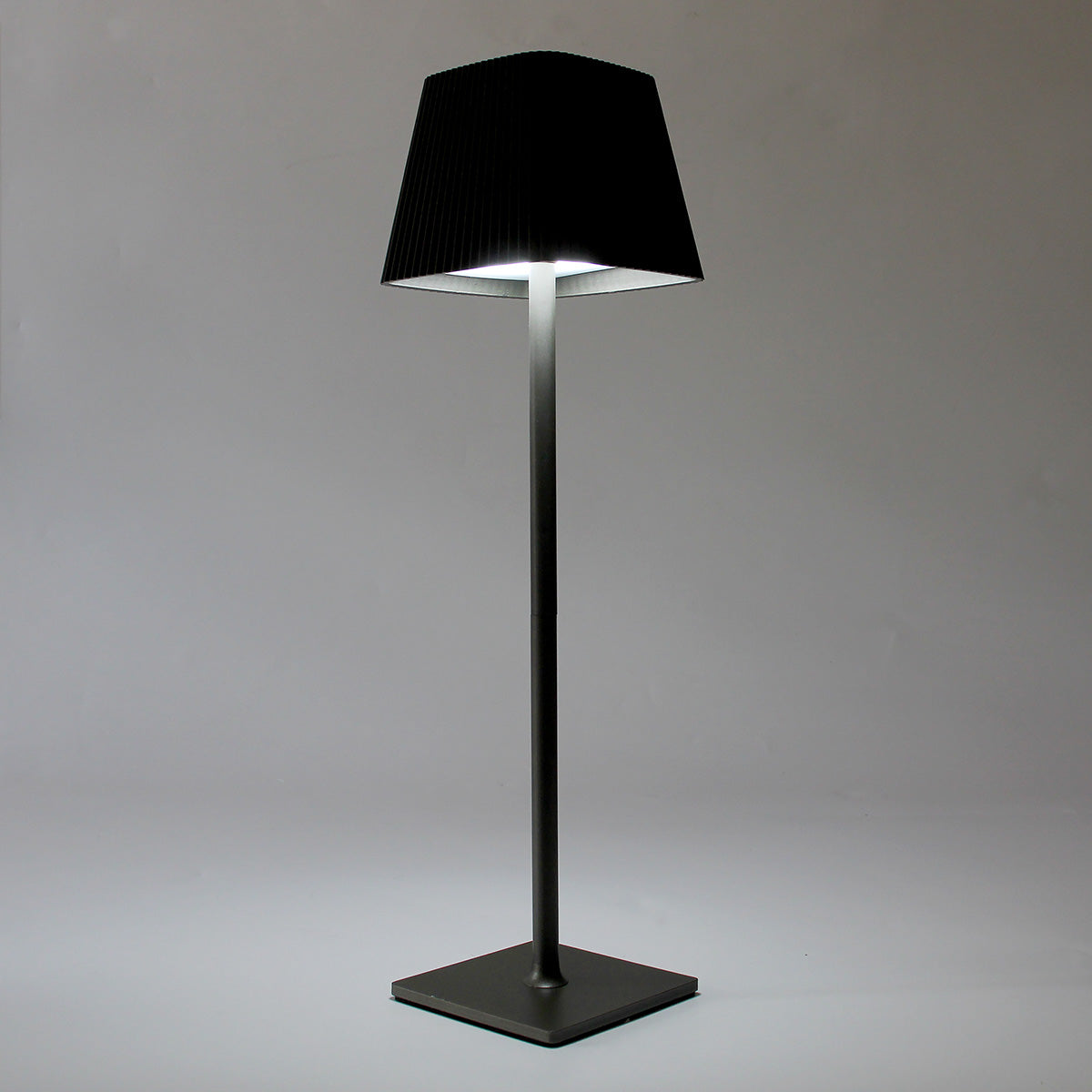 LAMPADA LED DA TAVOLO RICARICABILE CON PARALUME QUADRATO PLISSETTATO USB